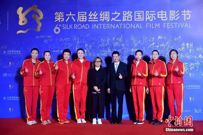 资料图：陈忠和与昔日弟子们共同亮相第六届丝绸之路国际电影节。 中新社记者 吕明 摄
