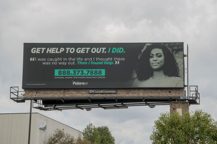 美国明尼苏达州，公益组织北极星（Polaris）布置的反人口贩卖广告牌 图源：视觉中国