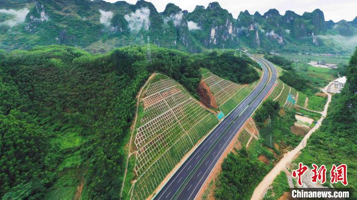 都巴高速解决广西瑶乡民众出行难题。
