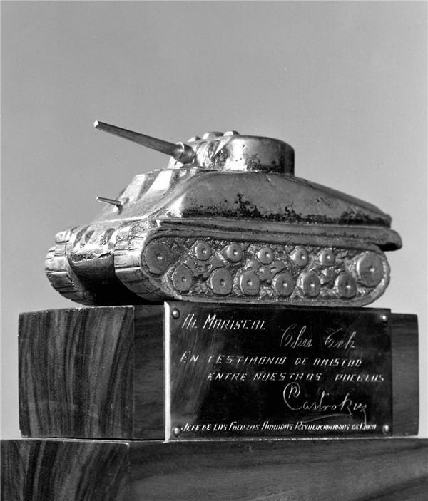 △1959年7月，劳尔·卡斯特罗委托中国新闻代表团带给中国人民一个坦克模型作为礼物，这是古巴人民起义军推翻巴蒂斯塔独裁政权时的战利品的模型。