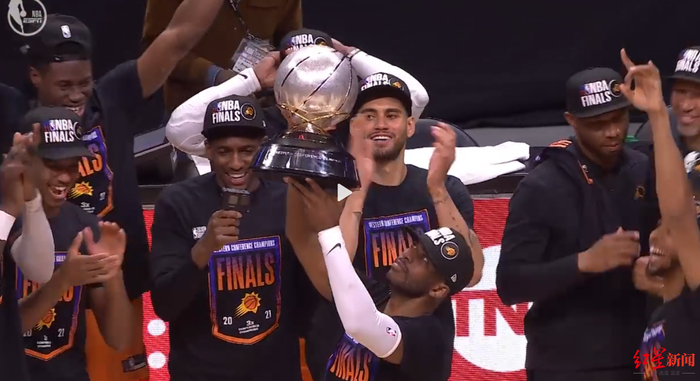 保罗捧起西部冠军奖杯 视频截图