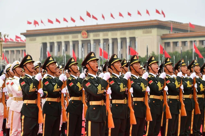 这是国旗护卫队唱国歌。新华社记者 李鑫 摄