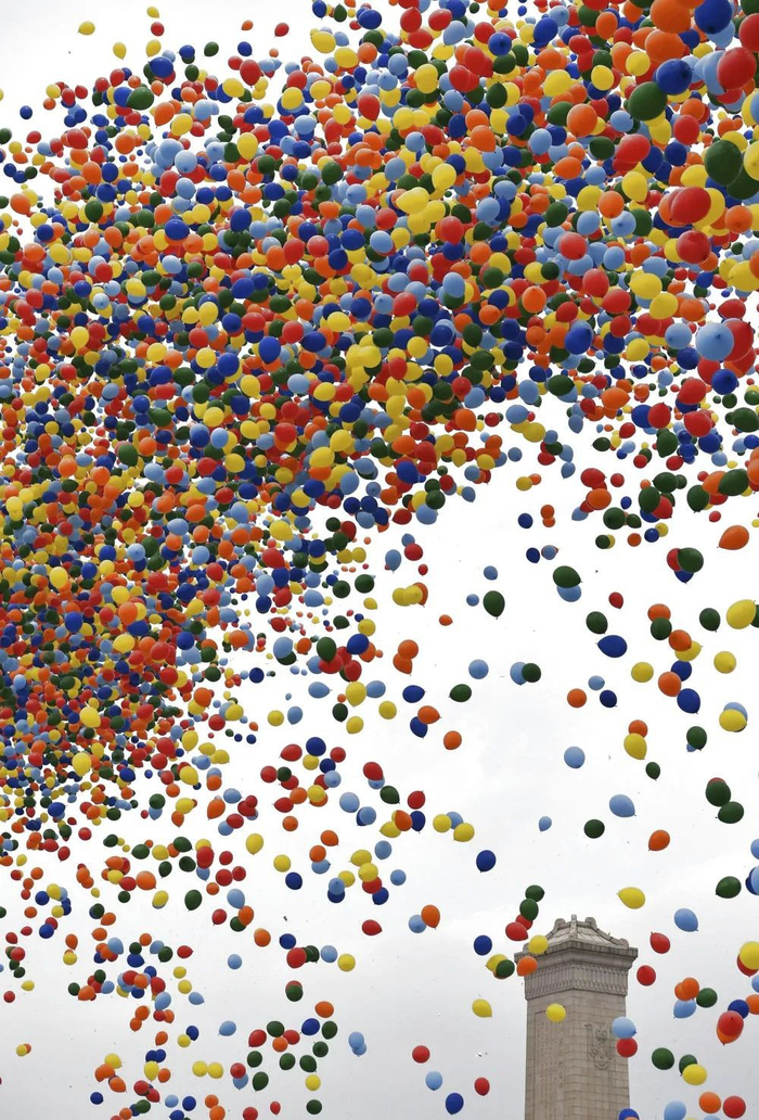 这是庆祝大会现场放飞气球。新华社记者 孙非 摄