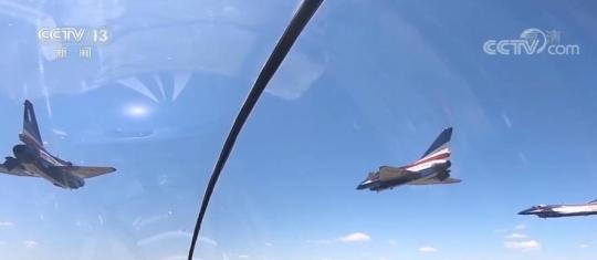 为了达到最好的观看效果，表演队先后多次调整编队方案。