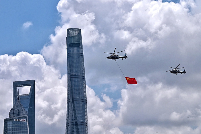 护航直升机紧跟领航机，为其保驾护航。