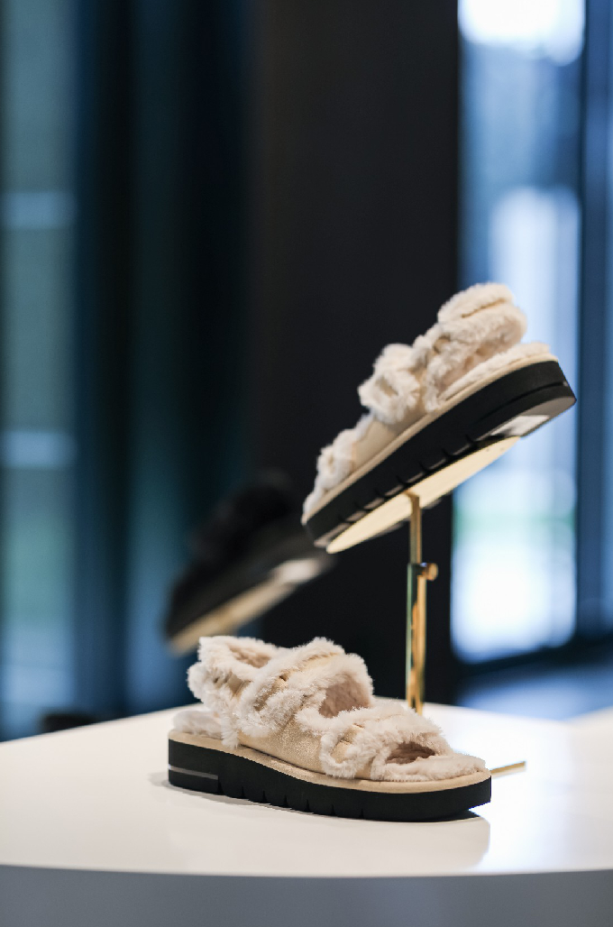 图片来源：STUART WEITZMAN