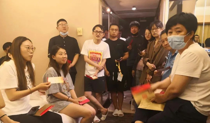 半夜11点多发请柬，传达正式大会注意事项