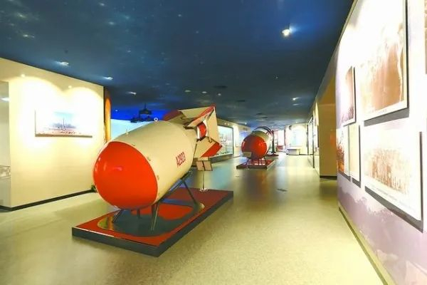 郭永怀领导研制的我国第一颗原子弹和第一颗氢弹模型。荣成郭永怀事迹陈列馆藏（图源：中国科学院）