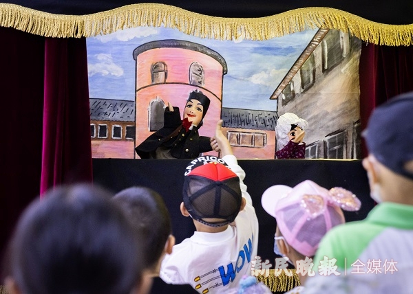 图说：法国木偶戏表演为病患孩子带来欢乐时光  新民晚报记者 左妍 摄（下同）
