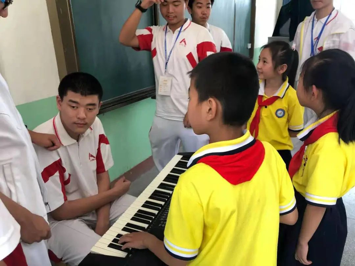 ▲刘翰文参加学校组织的支教活动。受访者供图