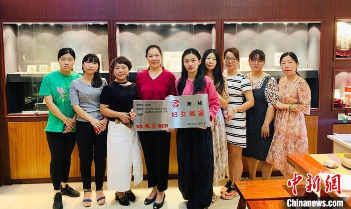 通过福州市晋安区的“妇女微家”平台，范康纯的艺术创建和人生理念让更多人知晓。　受访者供图