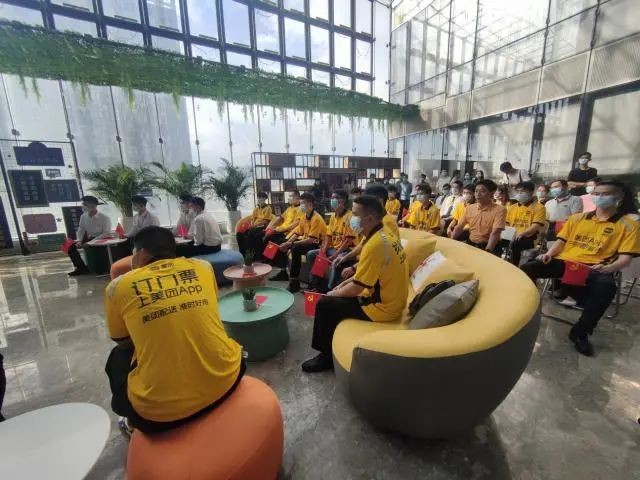 ▲美团外卖骑手统一着装收看庆祝中国共产党成立 100 周年大会直播