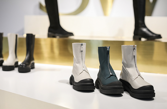 图片来源：STUART WEITZMAN