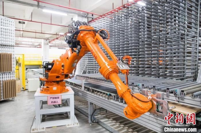 资料图：正在厂房作业的机器人。程景伟 摄