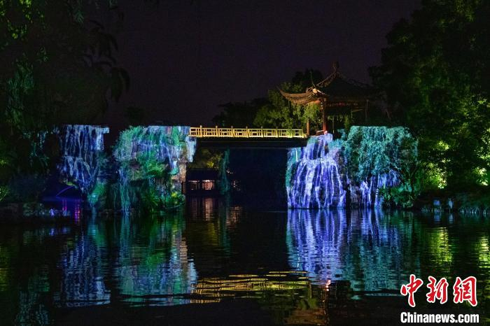 以奇幻的光影声色，多维呈现扬州月夜文化。　纪凯 摄