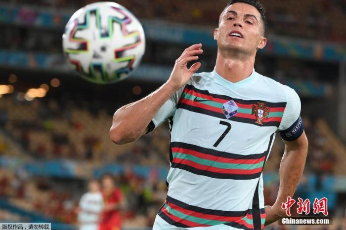 资料图：C罗在欧洲杯的比赛中争球。