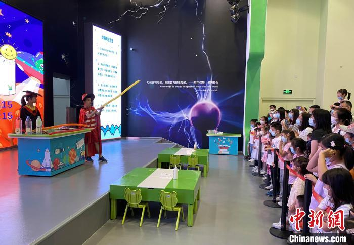 资料图：中国科技馆“小小志愿者”参加相关活动。　中国科技馆 供图