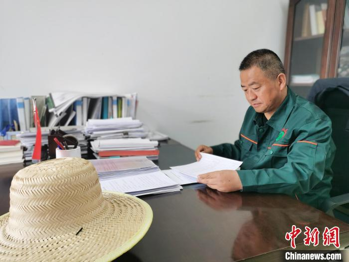 图为“草帽场长”吴忠祥办公。　张添福 摄