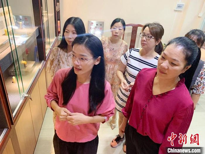 范康纯向“妇女微家”姐妹介绍艺术创建。　受访者供图