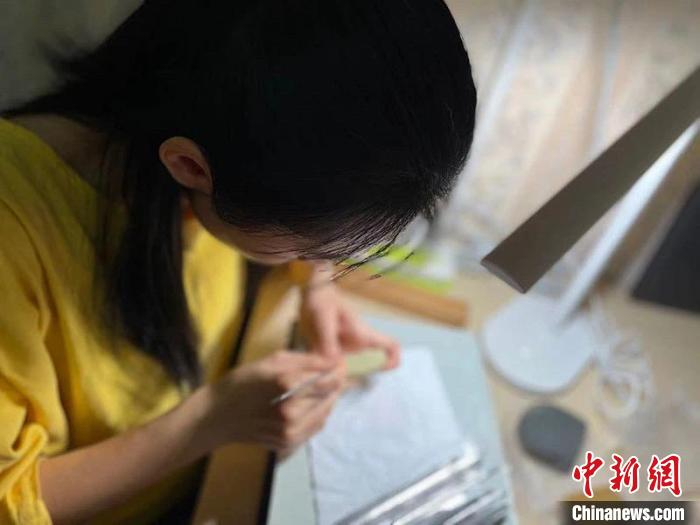 福州“80后”寿山石女雕刻师范康纯。　林春茵 摄