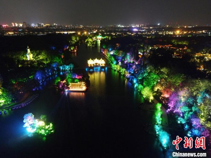 夜幕下的扬州瘦西湖如梦如幻，宛如仙境。　孟德龙 摄