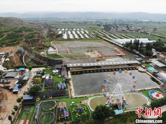 图为航拍浪街村娱乐区及种植区。　杨艳敏 摄
