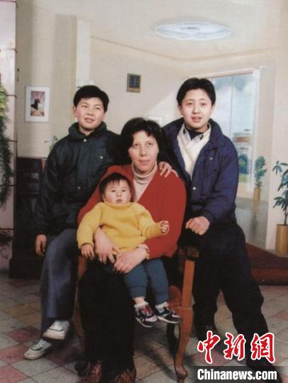 沙拉和三个子女合照资料图 接力出版社供图