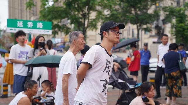 在延乔路致敬革命先烈的群众。新华社记者 水金辰 摄