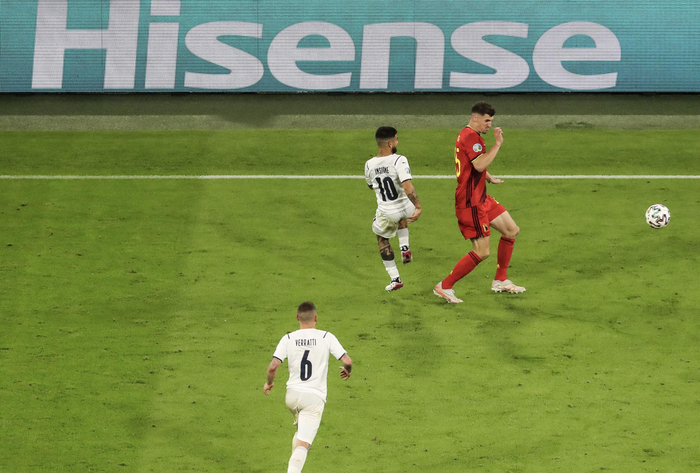 比利时面对意大利的高位逼抢有点难受。