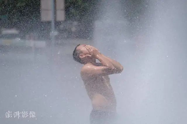 当地时间6月28日，美国俄勒冈州波特兰，当地迎来高温，一名男子戏水消暑。图自澎湃影像