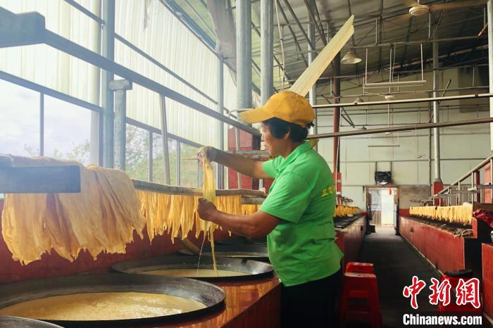 在江西赣州市赣县区阳埠乡一家腐竹专业合作社内，工人正在生产腐竹。　吴鹏泉 摄