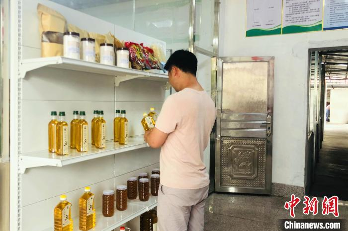 在赣州市宁都县大沽乡垄下村，返乡创业的姜万宝在整理待销售的山茶油等农产品。　吴鹏泉 摄