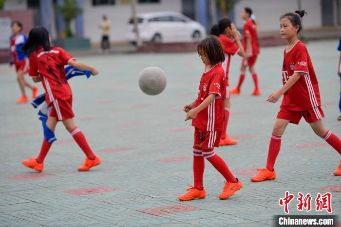 海南琼中黎族苗族自治县乌石学校的学生足球队训练现场。　骆云飞 摄