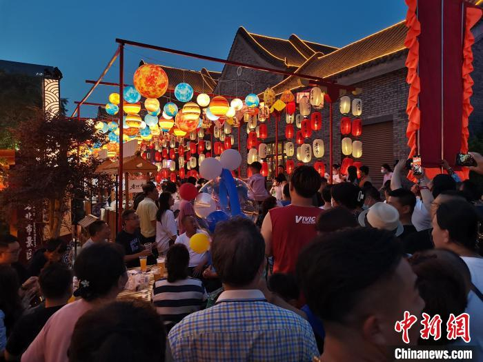 夜生活文化节人头攒动。　李晛 摄