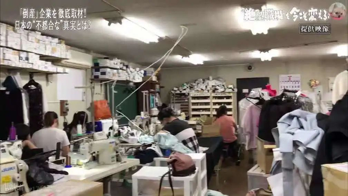 在纺织厂工作的技能实习生的工作环境。图片来源：日本经济新闻2017年特别节目《大地的黎明（ガイアの夜明け）》