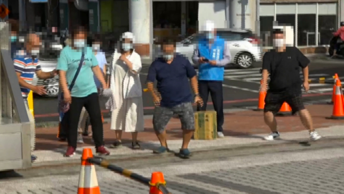 岛内民众为了争抢接种名额像“百米赛跑一样”。图自“东森新闻网”