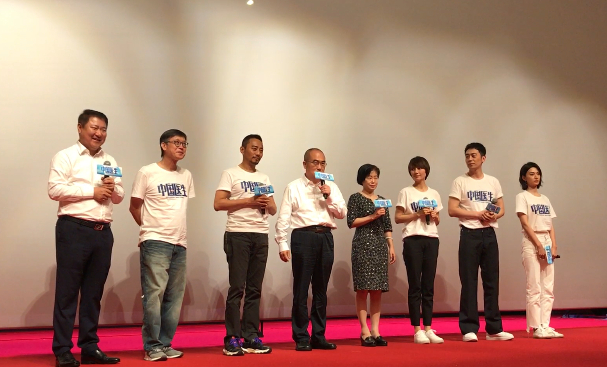 图为：《中国医生》主创人员与张定宇、张继先分享观影感受