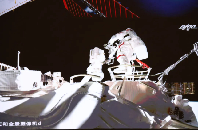  神舟十二号载人飞船航天员出舱