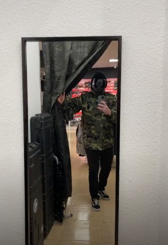 ▲哈维尔在视频中总会完美遮挡住脸部。截图自TikTok