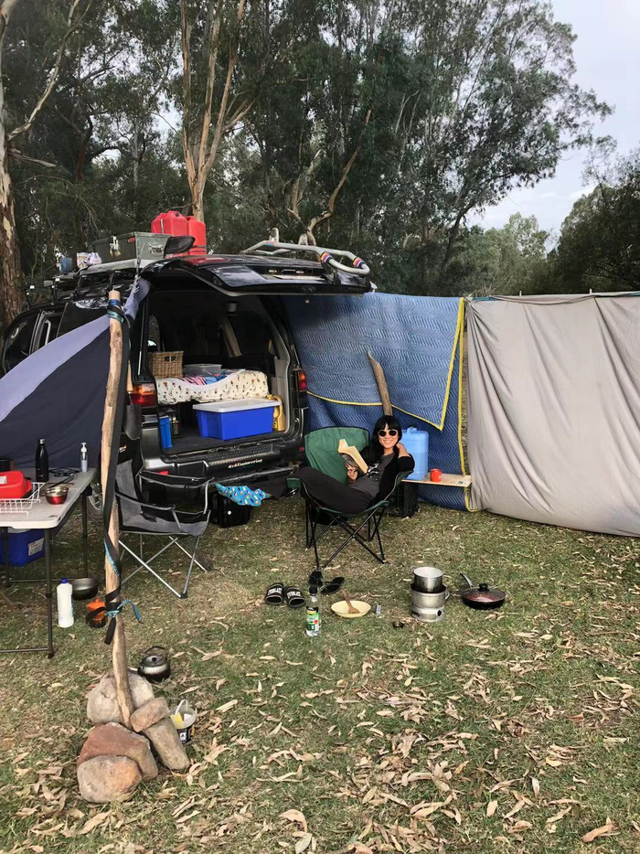 在户外读书享受好时光