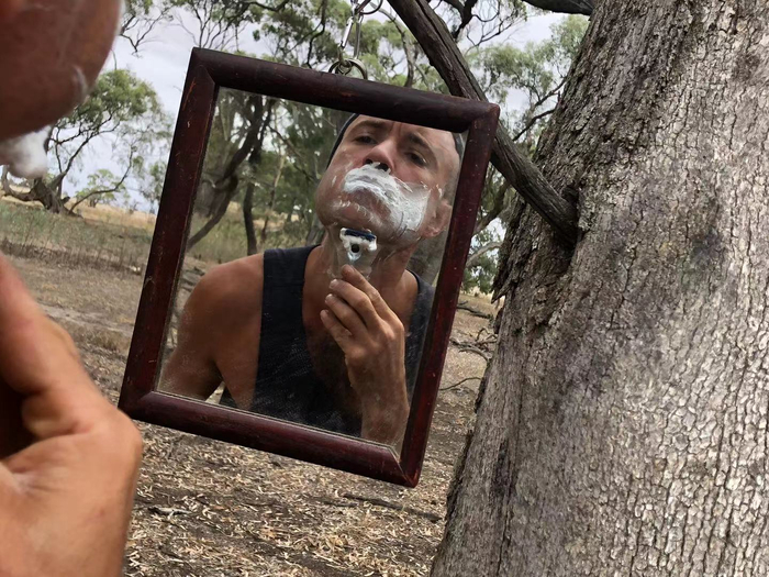 就连刮胡子也是这么原始