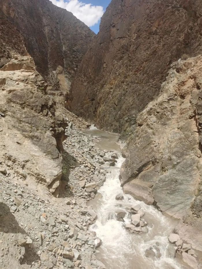 （溪流沿着布许峡谷流入怒江，汪永晨摄）