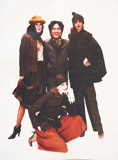 苏健示与身着Kentsou时装的模特合影（杂志翻拍）