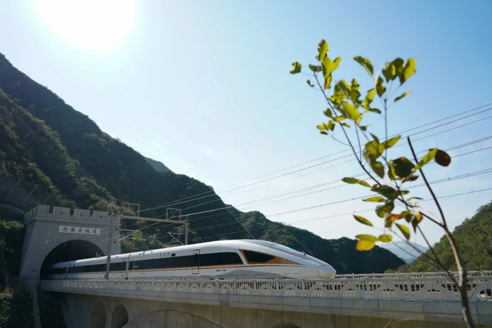 ▲资料图片：2020年10月6日，一列复兴号高铁列车穿过京张高铁居庸关隧道。（鞠焕宗 摄）