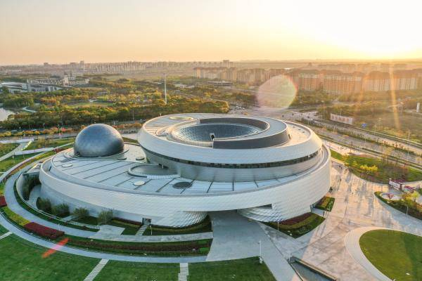 滴水湖畔的上海天文馆 孟雨涵摄