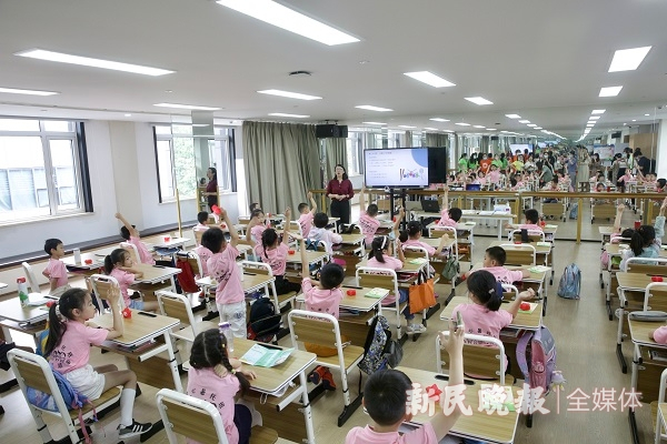 图说：爱心暑托班开营  新民晚报记者 孙中钦 实习生 邓沐阳 摄（下同）