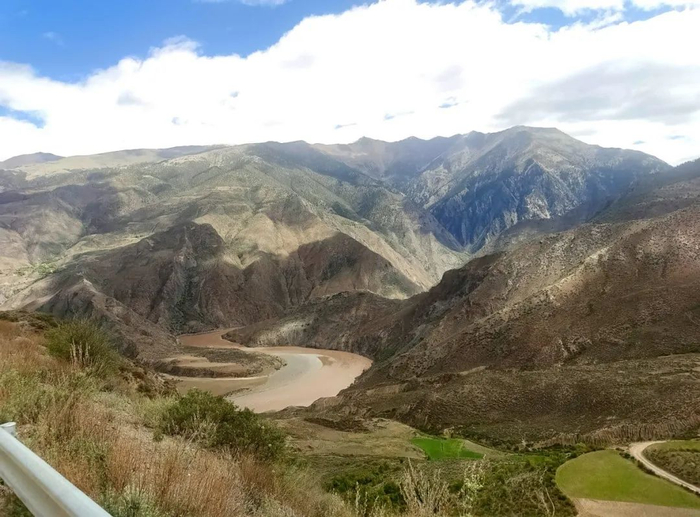 （洛隆俄西怒江大转湾，舍予摄）