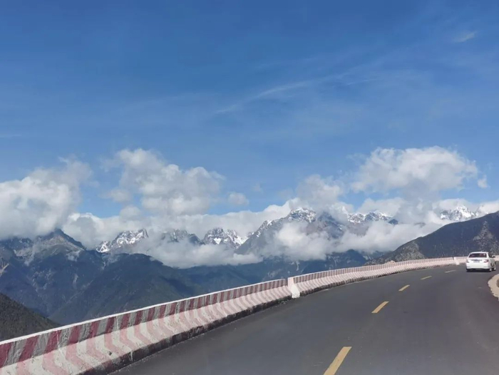 （红拉山口的一座座雪峰，汪永晨摄）