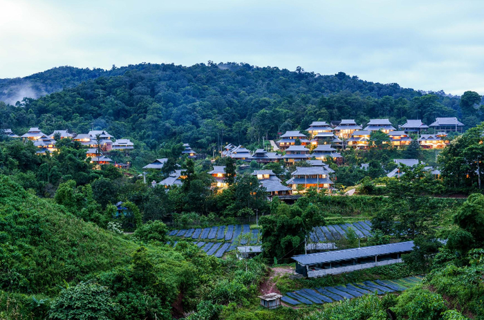 ▲上图为过去的河边村；下图为建设现阶段的河边夜景。图/李小云扶贫团队提供