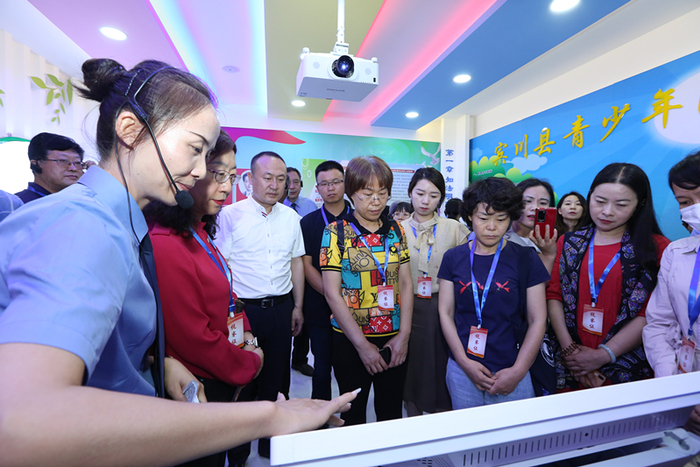 调研组成员参观检察机关未成年人法治教育中心